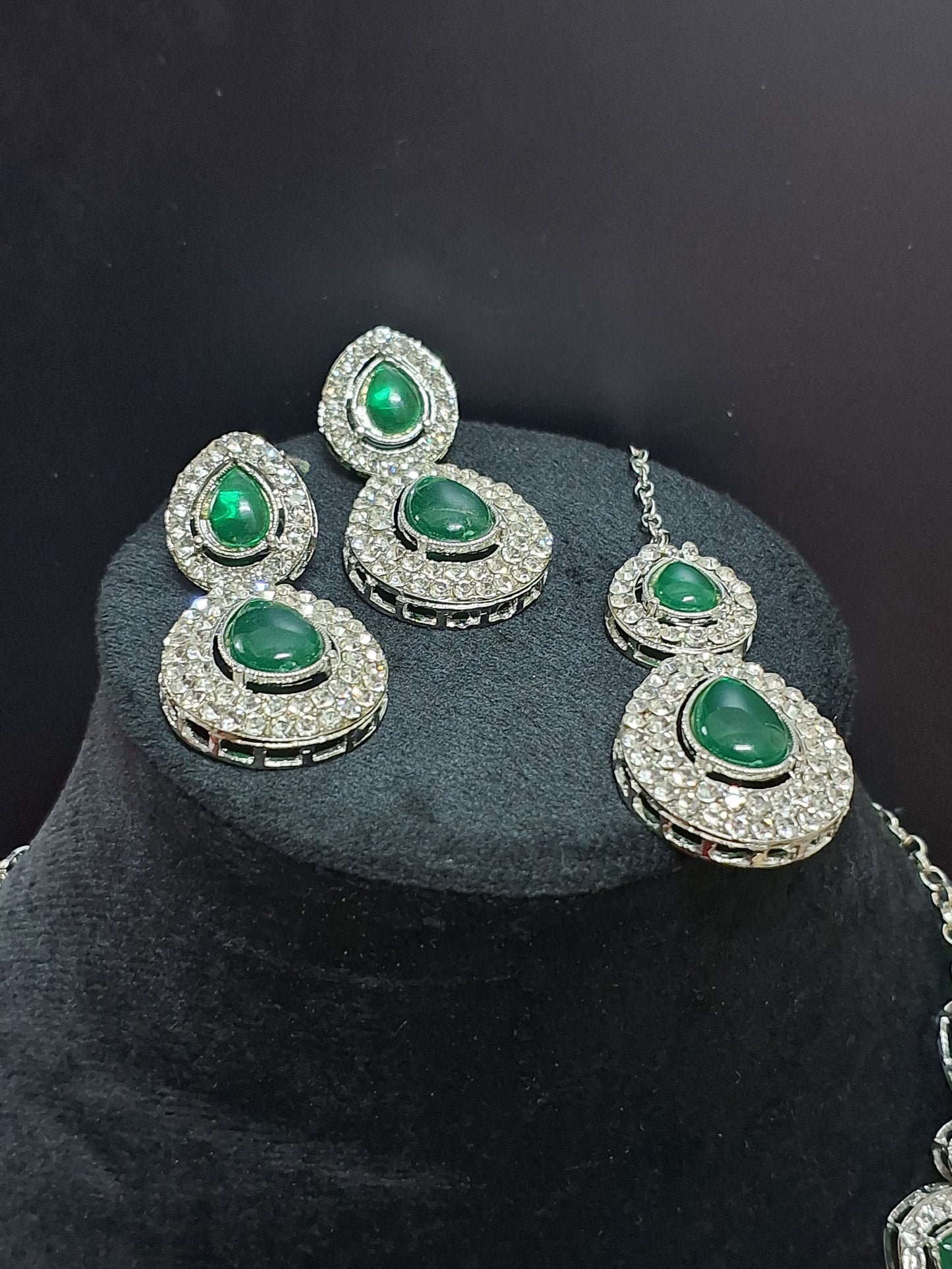 Green colour Diamond work Kundan Necklace with Earring & Maang Tikka
