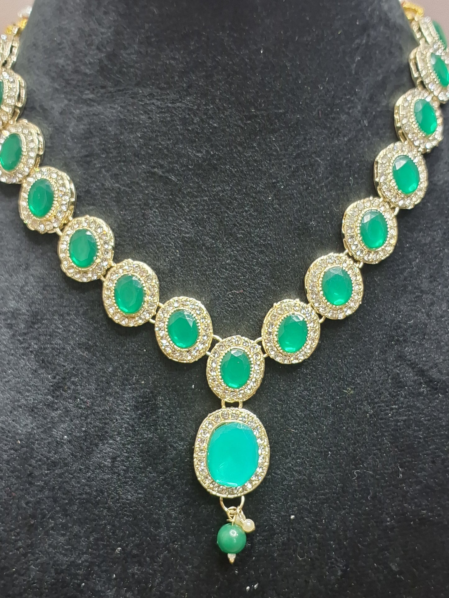 Green colour Diamond Work Kundan Necklace with Earring & Maang Tikka