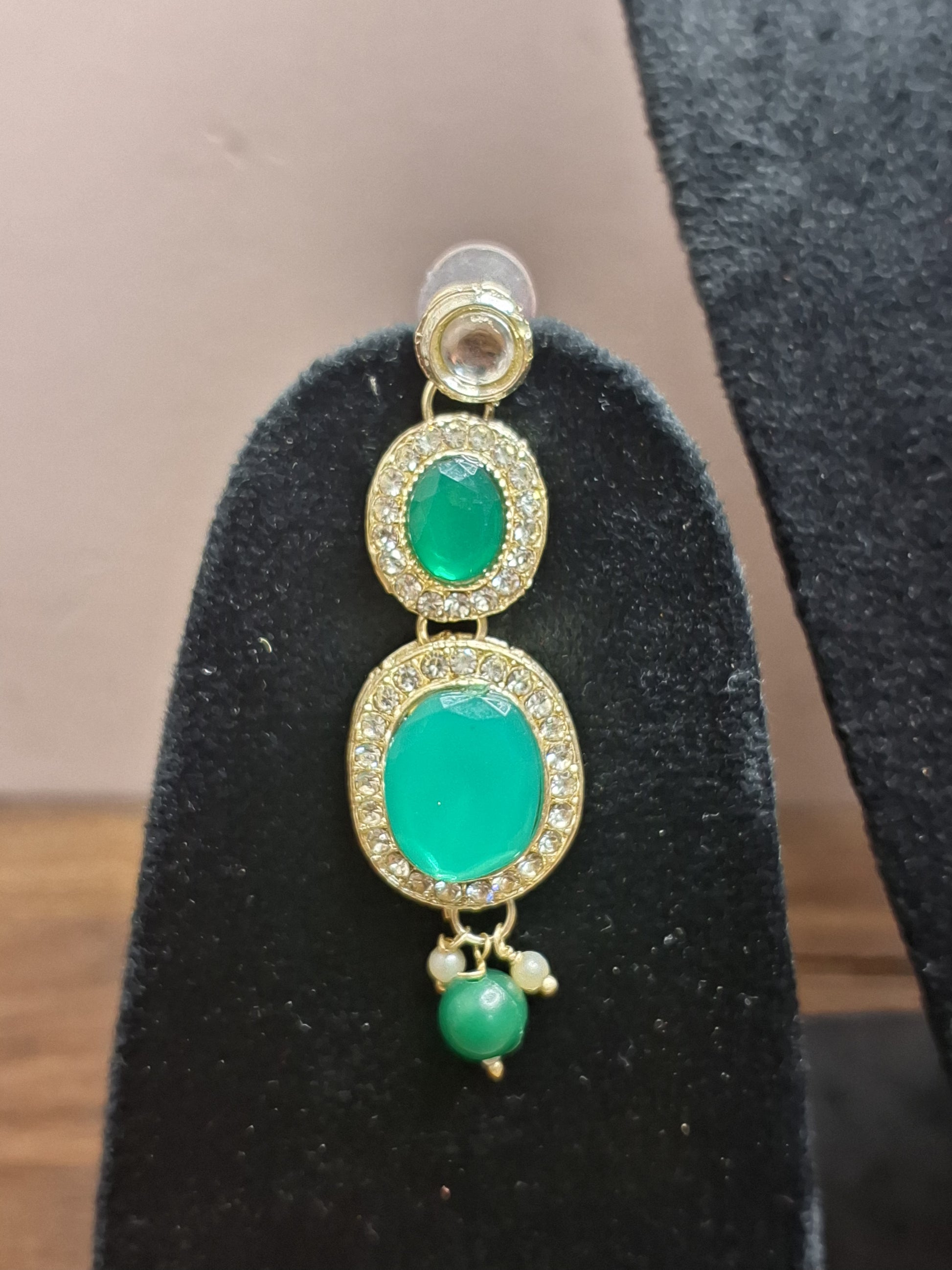 Green colour Diamond Work Kundan Necklace with Earring & Maang Tikka
