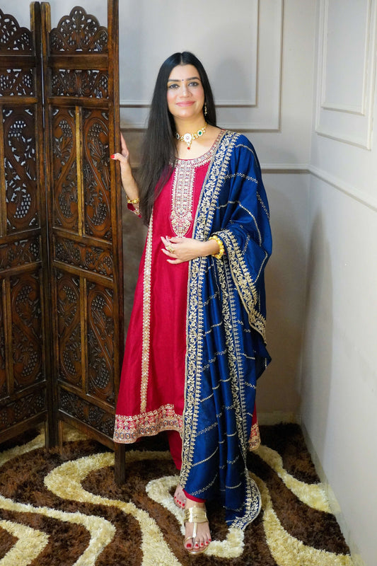 Women roes red zari detail Anarkali kurta with pant & teal colour zari dupatta