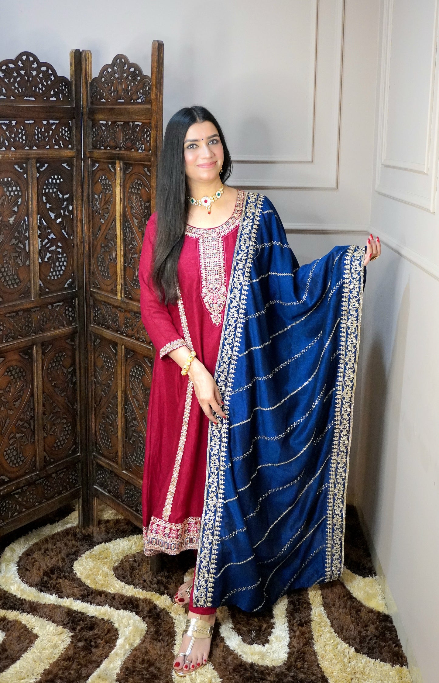 Women roes red zari detail Anarkali kurta with pant & teal colour zari dupatta