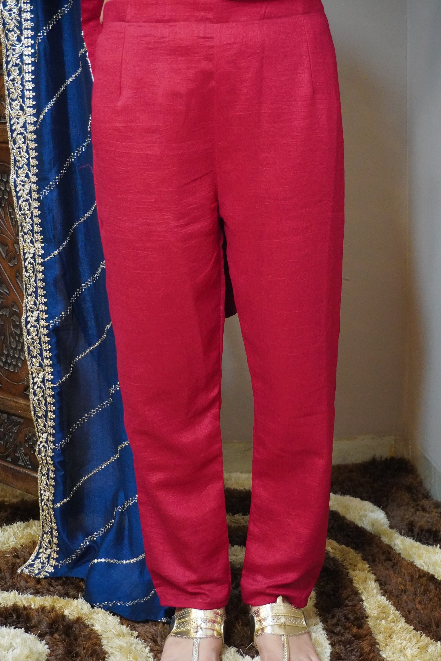 Women roes red zari detail Anarkali kurta with pant & teal colour zari dupatta
