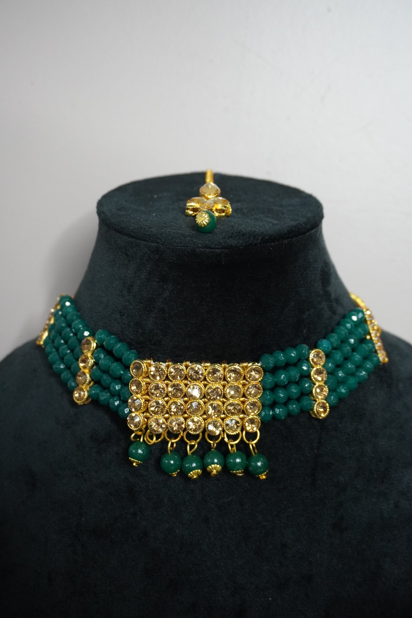 Green Colour Kundan Necklace with Earring & Maang Tikka